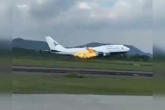 Máy bay của Garuda Indonesia hạ cánh khẩn cấp vì sự cố cháy động cơ