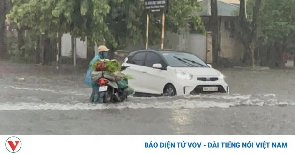 Mưa lớn làm nhiều tuyến phố ở Thanh Hóa bị ngập sâu