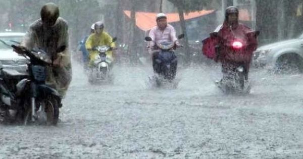 Thời tiết Hà Nội 3 ngày tới: Thủ đô còn mưa dông xối xả, người dân phải lội nước đi làm?