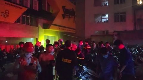 Hơn 50 người mắc kẹt trong đám cháy ở Hà Nội được Cảnh sát giải cứu