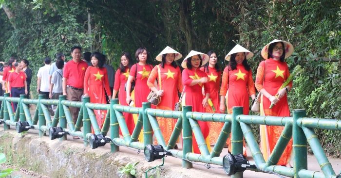 Nữ cán bộ quê hương ATK và nghi lễ đặc biệt ở Làng Sen quê Bác