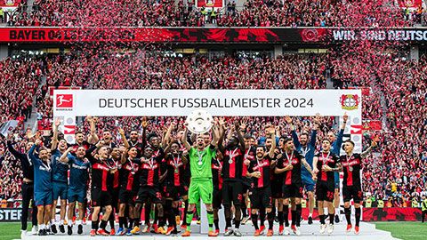 Phút giây vui sướng khi Leverkusen nâng cao chiếc Đĩa bạc lần đầu tiên trong lịch sử