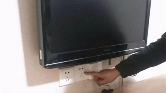 Vào đến khách sạn, người thông minh thường rút ngay phích cắm TV, hóa ra vì nguyên nhân này