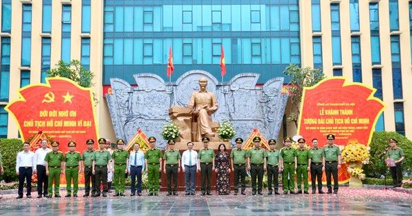 Khánh thành tượng đài Chủ tịch Hồ Chí Minh và bức Phù điêu Bác Hồ với Công an Thủ đô