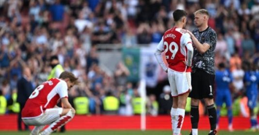 "Cầu thủ Arsenal thất vọng và chán nản. Arteta lạnh lùng bước vào sân"