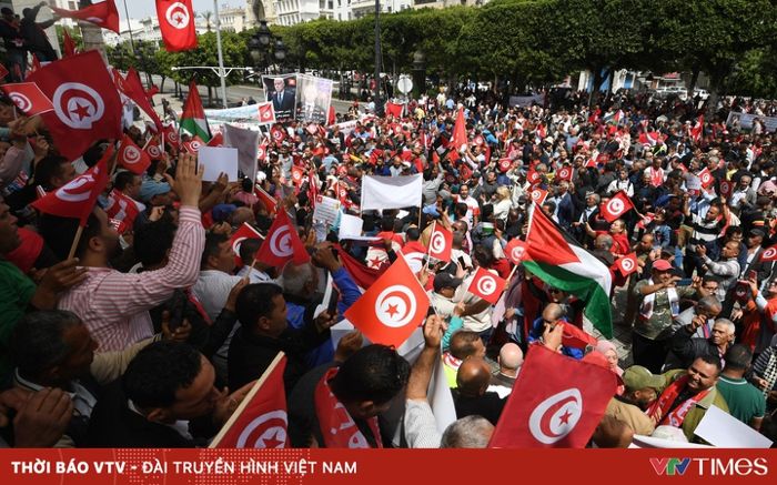 Đám đông biểu tình ủng hộ Tổng thống Saied, phản đối sự can thiệp của nước ngoài tại Tunisia