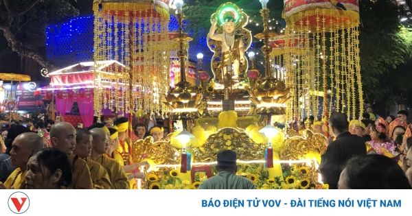 Giáo hội Phật giáo Việt Nam cung rước xá lợi Phật mừng ngày Phật đản