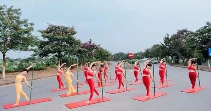 Thêm 16 người tập Yoga giữa lòng đường bị xử phạt