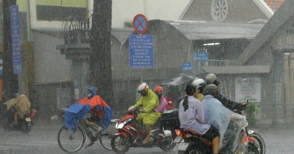 TPHCM lại mưa lớn vào giờ tan tầm, giao thông hỗn loạn