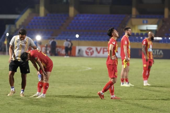 VIDEO: Tiền vệ Nguyễn Thái Sơn nán lại sân sau trận thua Hà Nội