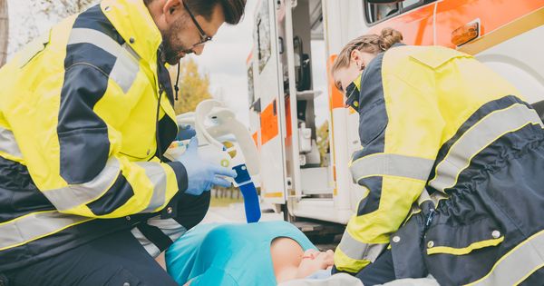 Vì sao nhân viên y tế thường cố gắng 'bắt chuyện' nạn nhân trong lúc sơ cứu?