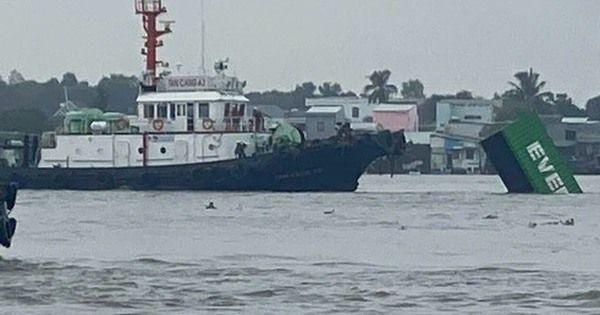 TPHCM: Tàu va chạm với sà lan, hàng loạt container rơi xuống sông