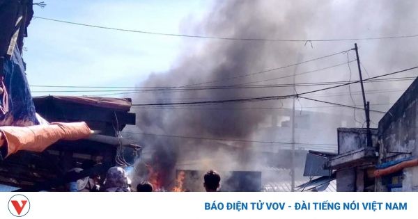 Lửa ngùn ngụt đốt cháy tiệm tạp hóa trong cảng cá ở Bình Thuận