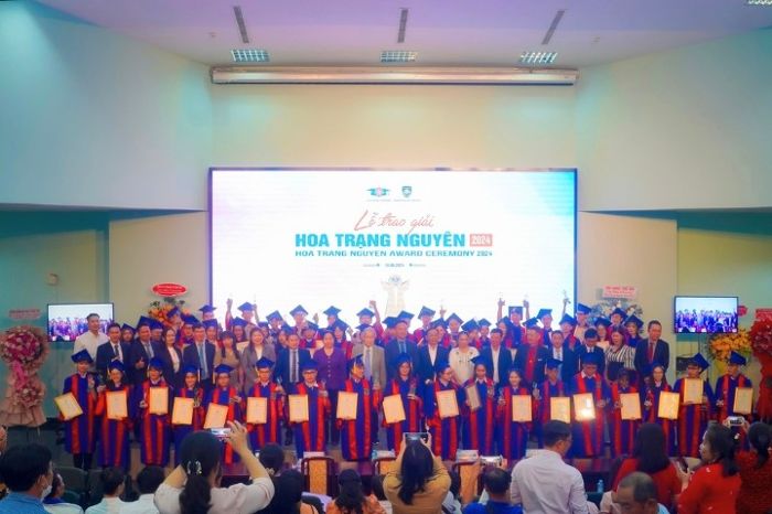 Trao giải thưởng Hoa Trạng Nguyên cho học sinh giỏi