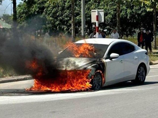 Hà Tĩnh: Mazda3 bốc cháy giữa đường, chủ xe yêu cầu đại lý bồi thường ngang với giá trị xe