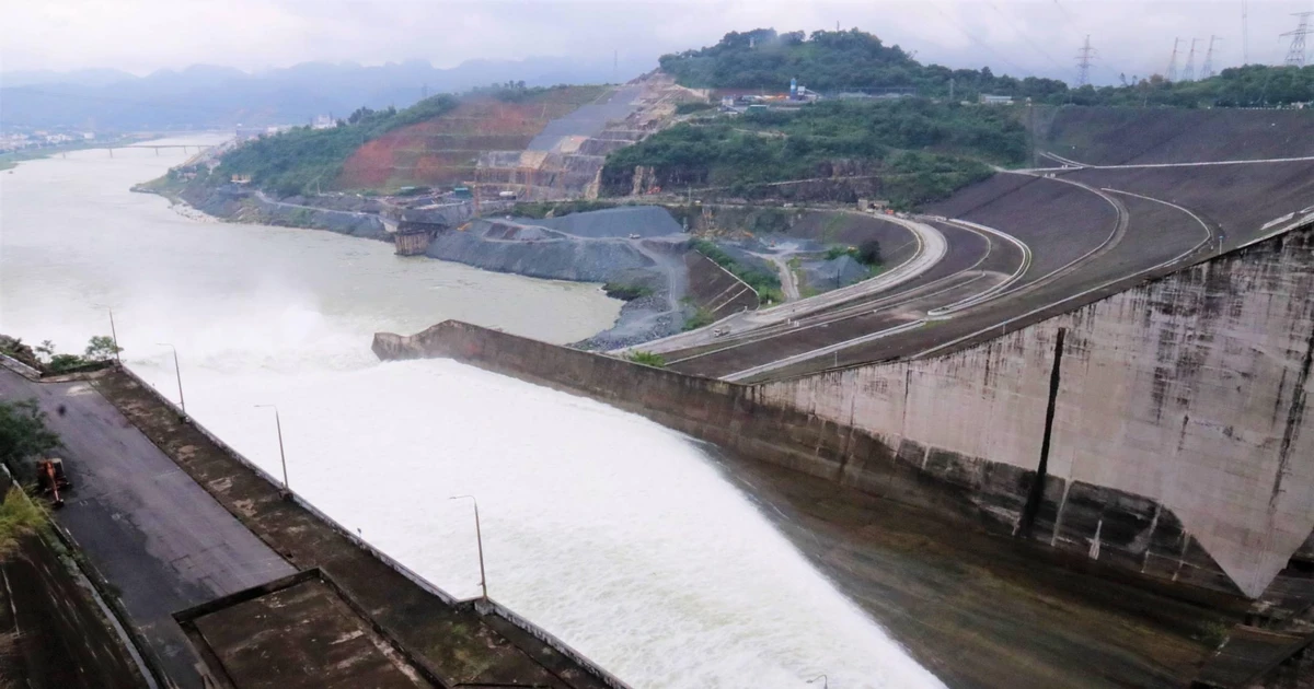 Nước sông Đà, sông Hồng lên nhanh do mưa nhiều và xả lũ thủy điện