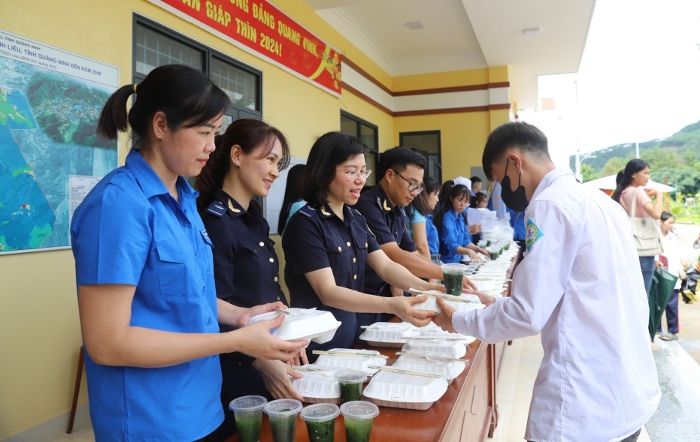 Những suất cơm miễn phí ấm áp nơi trường thi ở Quảng Ninh