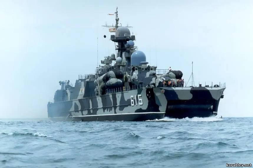 Hai tàu tên lửa độc nhất vô nhị cấp tốc rời Crimea