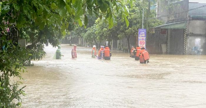 Hà Nội và nhiều địa phương ở Bắc Bộ hứng chịu lượng mưa lớn trên 50mm