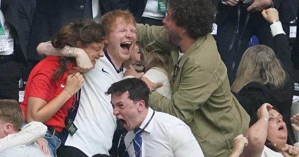 HLV Southgate dùng liệu pháp đặc biệt, ca sĩ Ed Sheeran tạo bất ngờ cho đội tuyển Anh