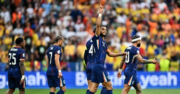Kết quả Romania vs Hà Lan: Con trai huyền thoại Hagi đổ máu, Romania thua đậm Hà Lan