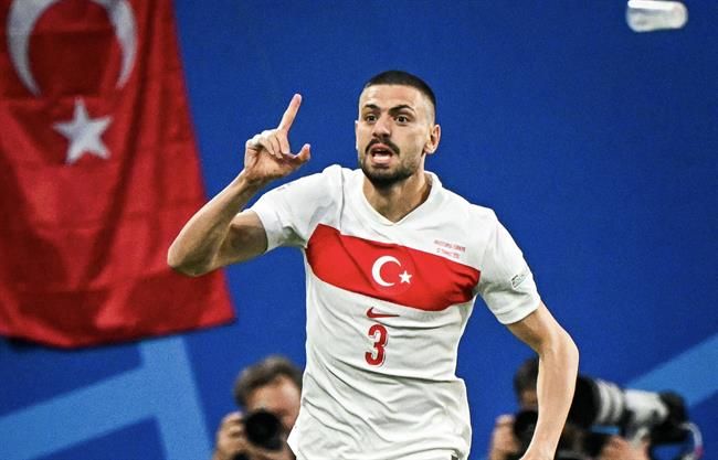 Trung vệ ĐT Thổ Nhĩ Kỳ lập kỉ lục sau chiến thắng trước Áo