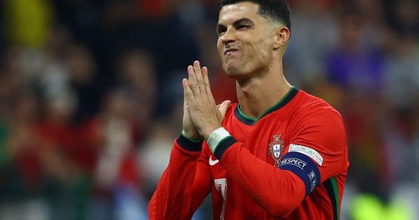 Ronaldo nên ra sân hay dự bị khi gặp Pháp?